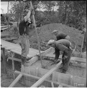Betoni sotketaan tiukkaan, ettei jäisi tyhjää väliin.