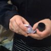 Geokätköilijät kirjaamassa lokikirjaan