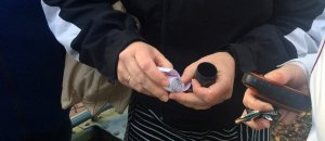 Geokätköilijät kirjaamassa lokikirjaan