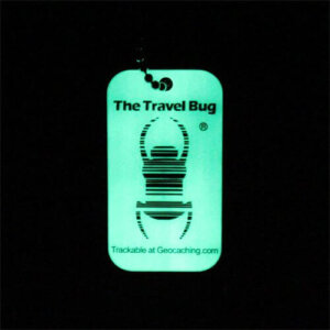 QR Travel Bug (pimeässä hohtava vaalea)